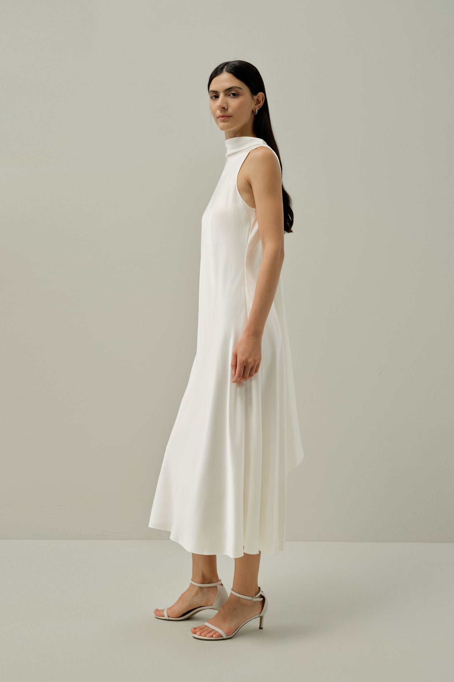 Robe midi sans manches avec col papillon.
