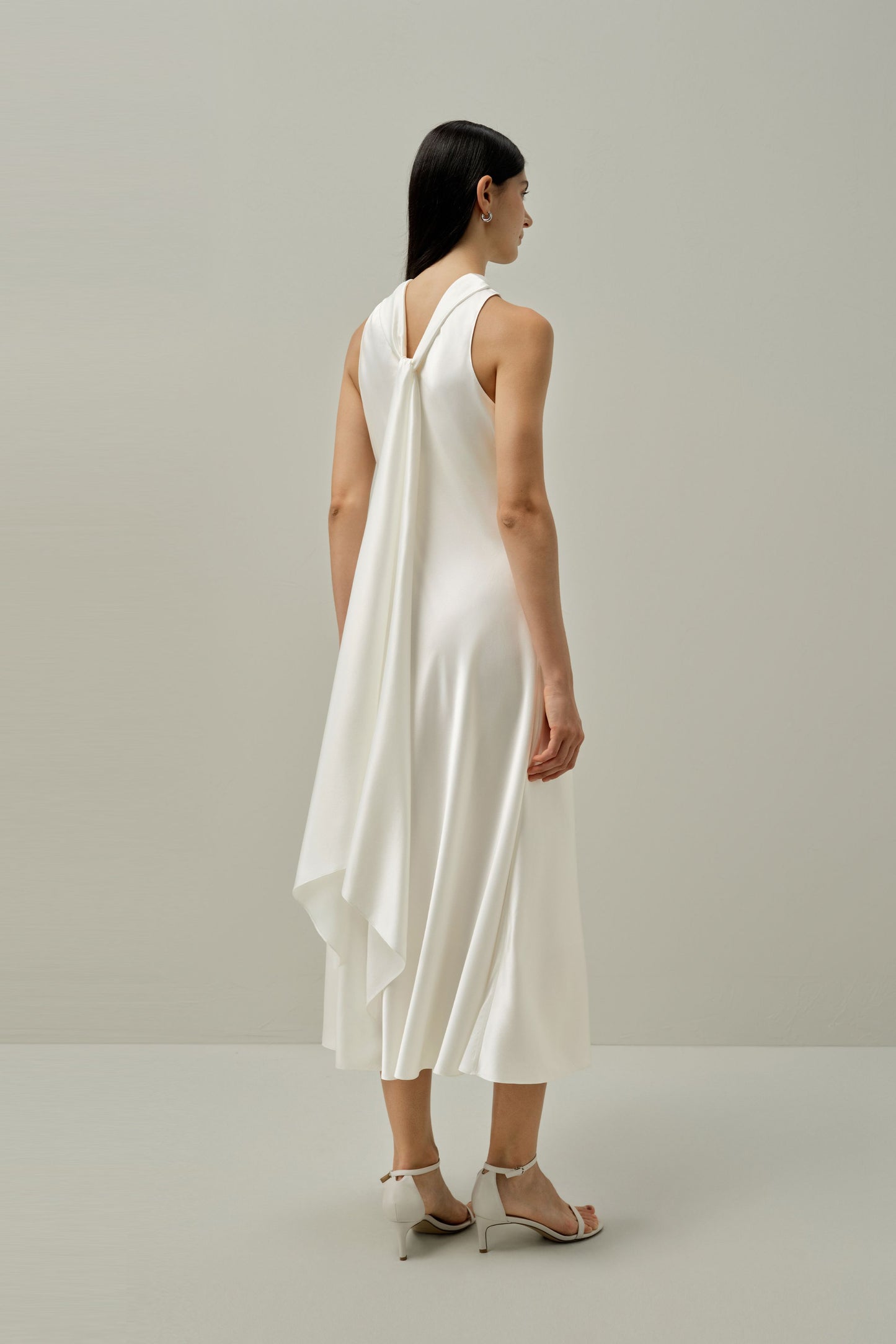 Robe midi sans manches avec col papillon.
