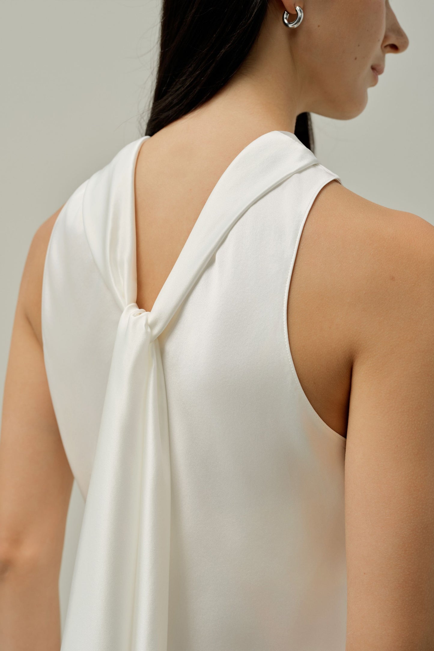 Robe midi sans manches avec col papillon.