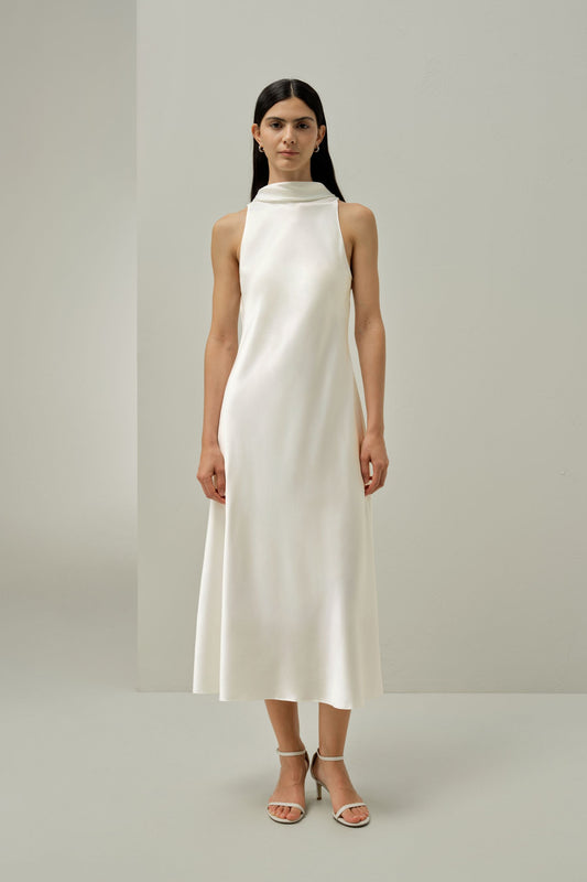 Robe midi sans manches avec col papillon.
