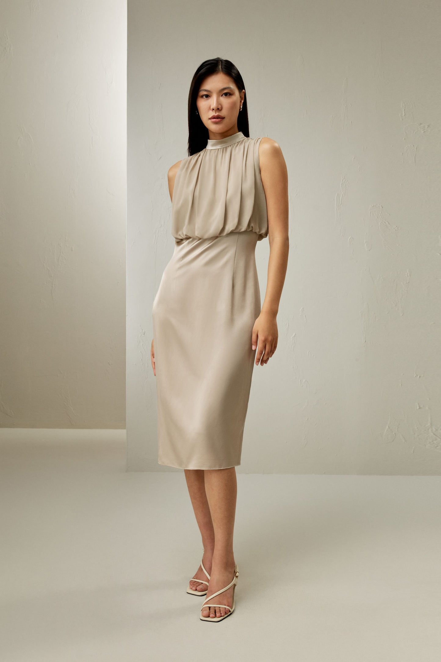 Robe midi plissée sans manches en soie