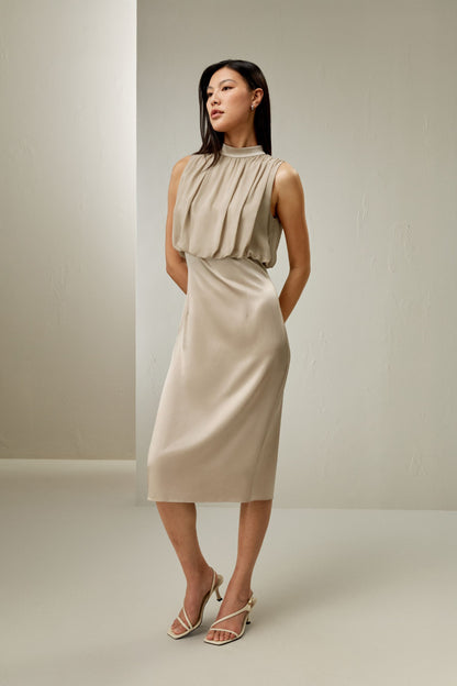 Robe midi plissée sans manches en soie