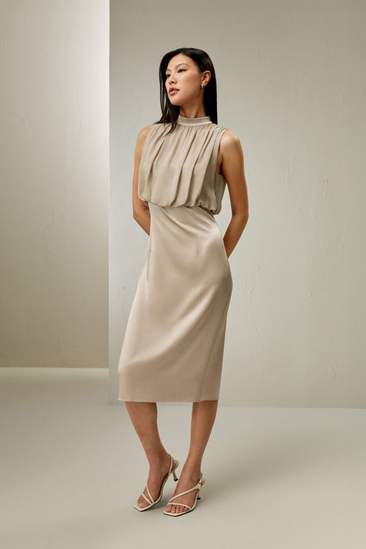 Robe midi plissée sans manches en soie