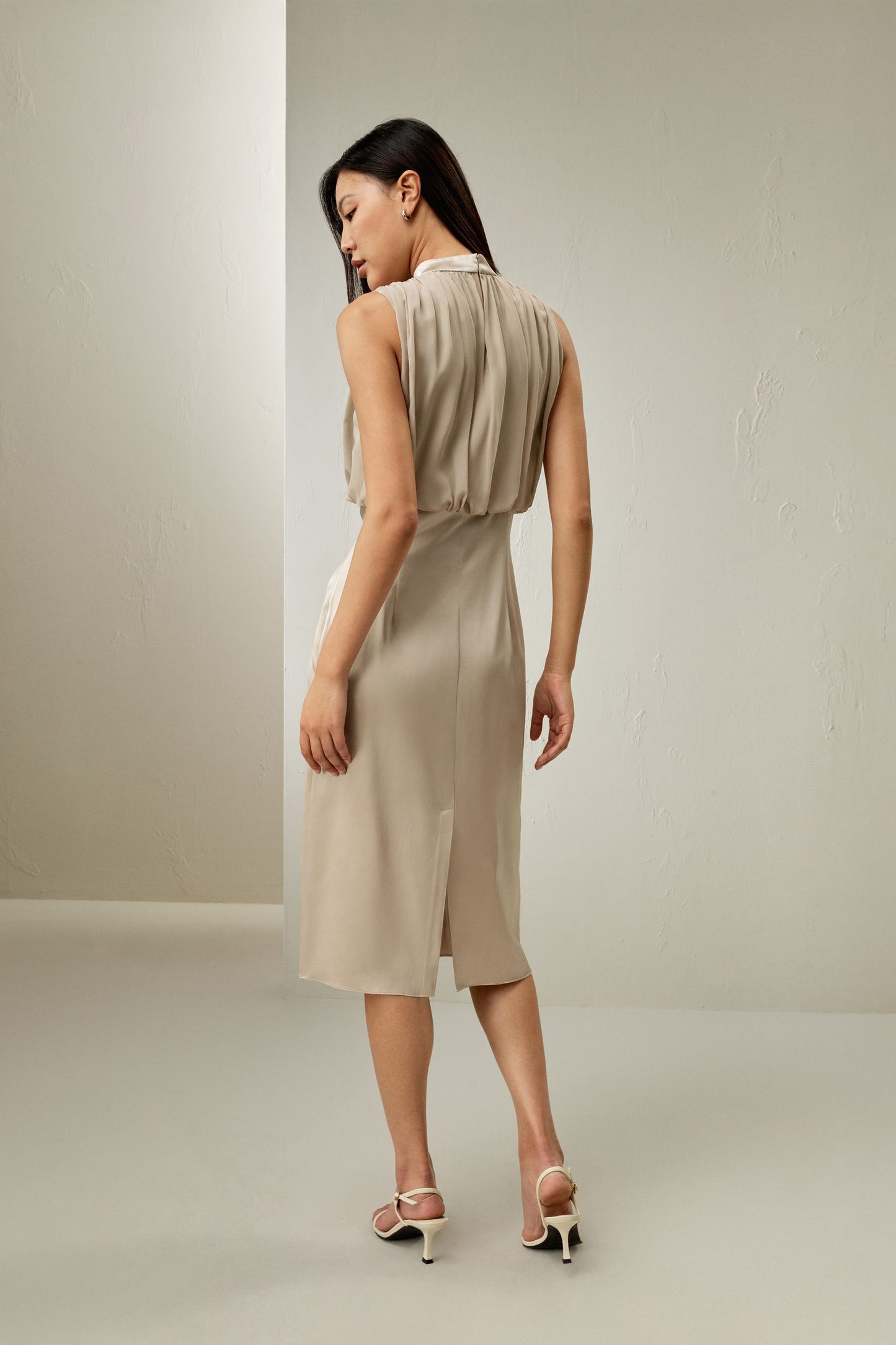 Robe midi plissée sans manches en soie