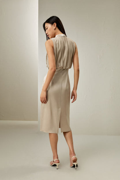 Robe midi plissée sans manches en soie