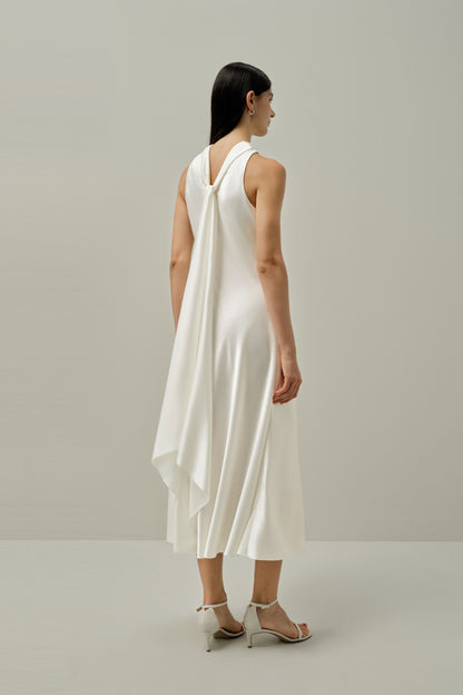 Robe midi sans manches avec col papillon.