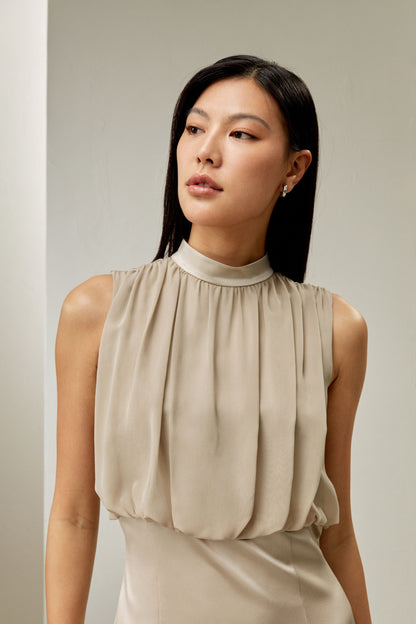 Robe midi plissée sans manches en soie